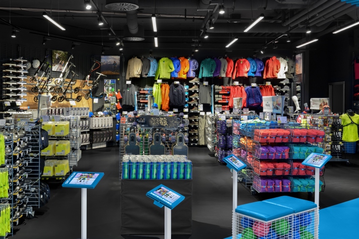 Цвет в интерьере спортивного магазина Decathlon в Мюнхене - товары