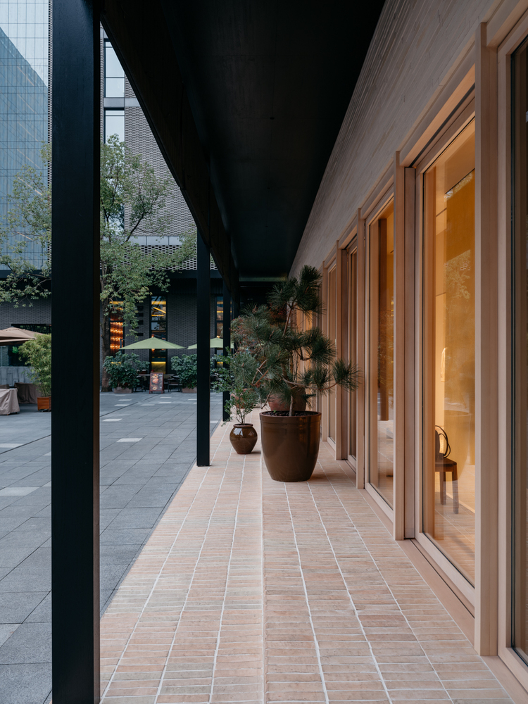 улица вдоль магазина Lemaire boutique