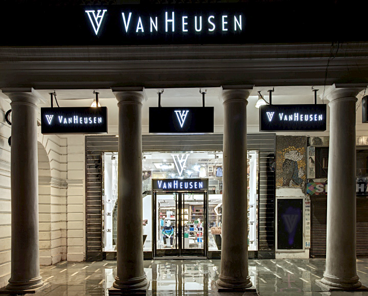 Главный вход магазина Van Heusen в Индии