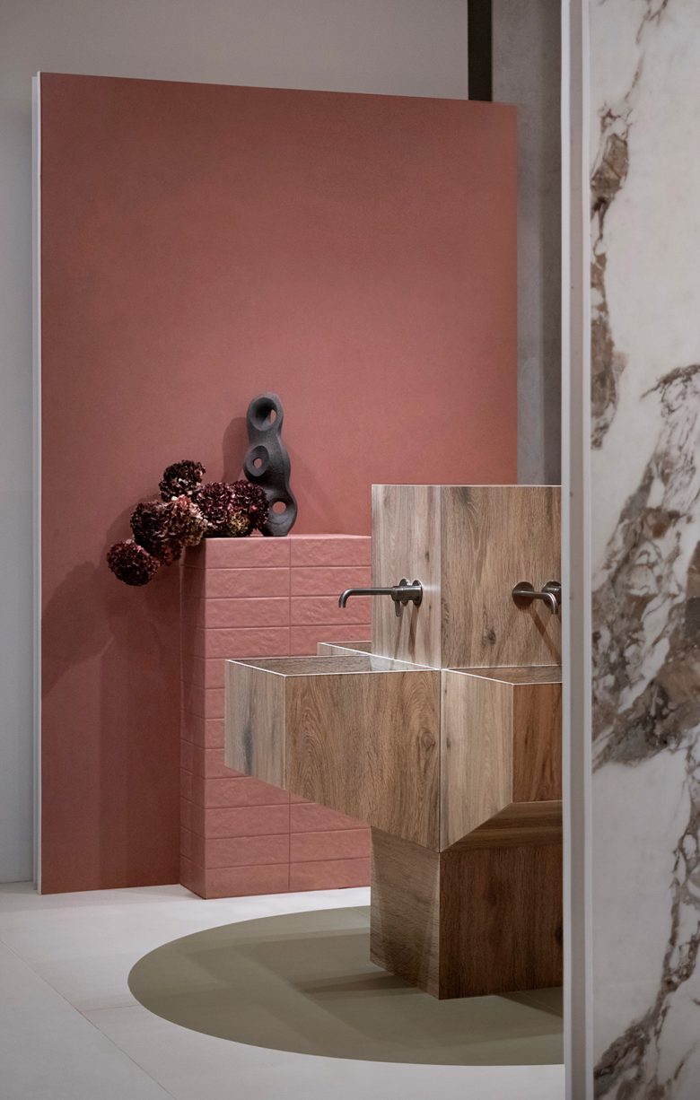 ванная комната Kalebodur имитация дерева сбоку