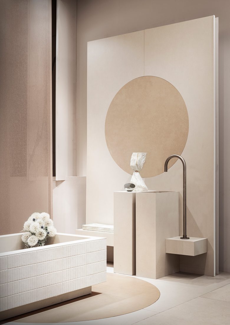 ванная комната Kalebodur в бежевых тонах сбоку