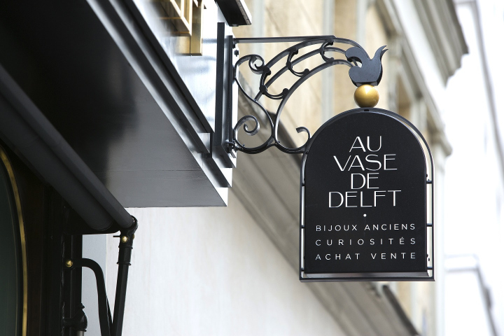 Вывеска ювелирного бутика Vase в Париже