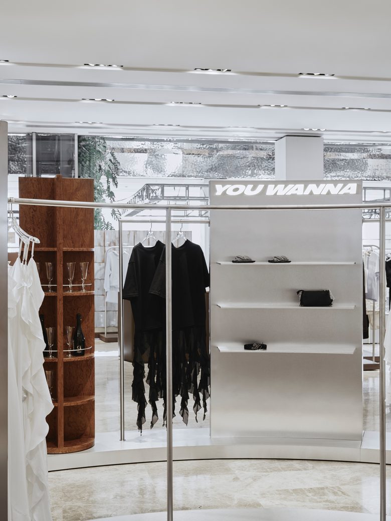 вешала с одеждой Corner “You wanna” in TC “Tsvetnoy”