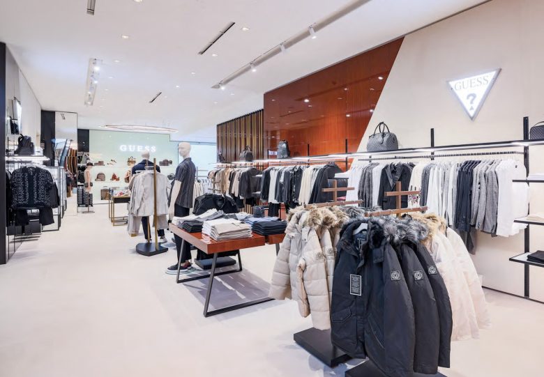 вешала с одеждой Guess Flagship Store