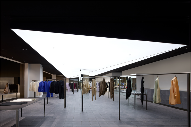 вешала с одеждой ISSEY MIYAKE store