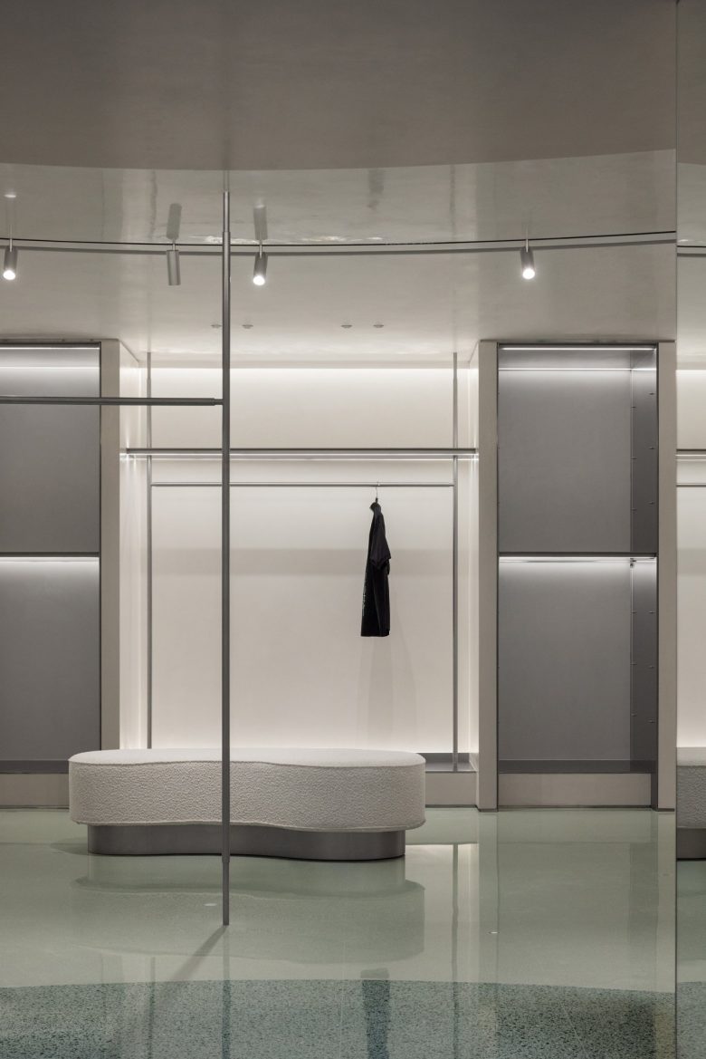 вешала с одеждой Mark&Lona Beijing Flagship