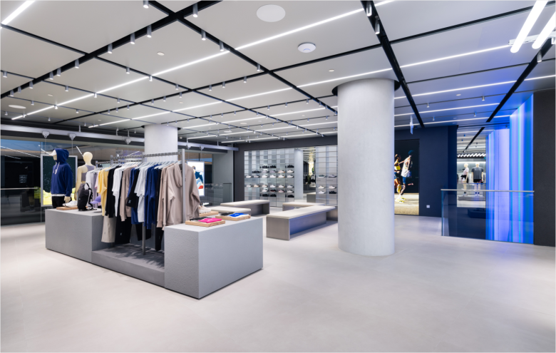 вешала с одеждой On store