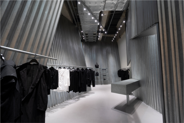 вешала с одеждой Yohji Yamamoto store