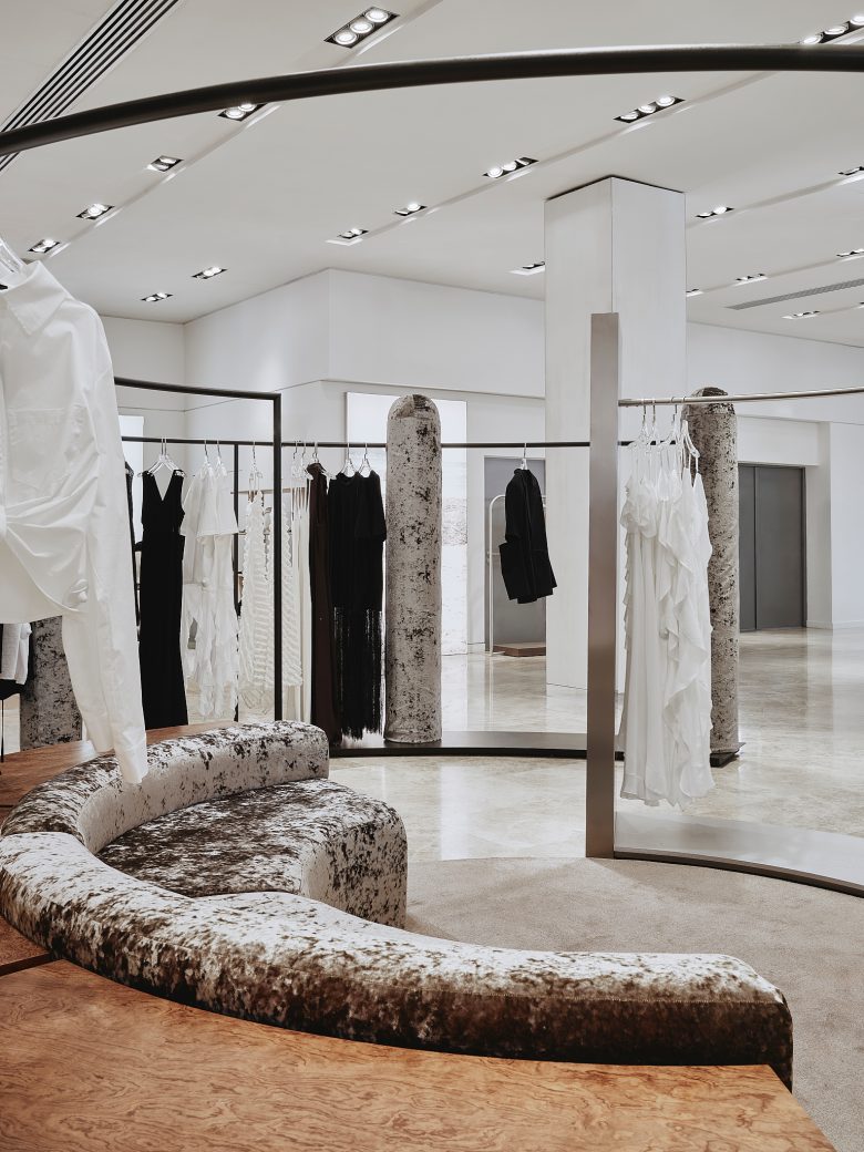 вешала с одеждой и мягкие диваны Corner “You wanna” in TC “Tsvetnoy”