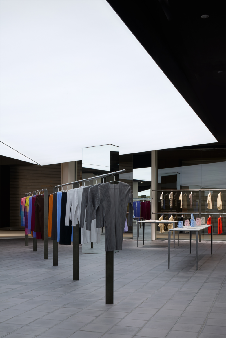 вешала с одеждой в середине ISSEY MIYAKE store