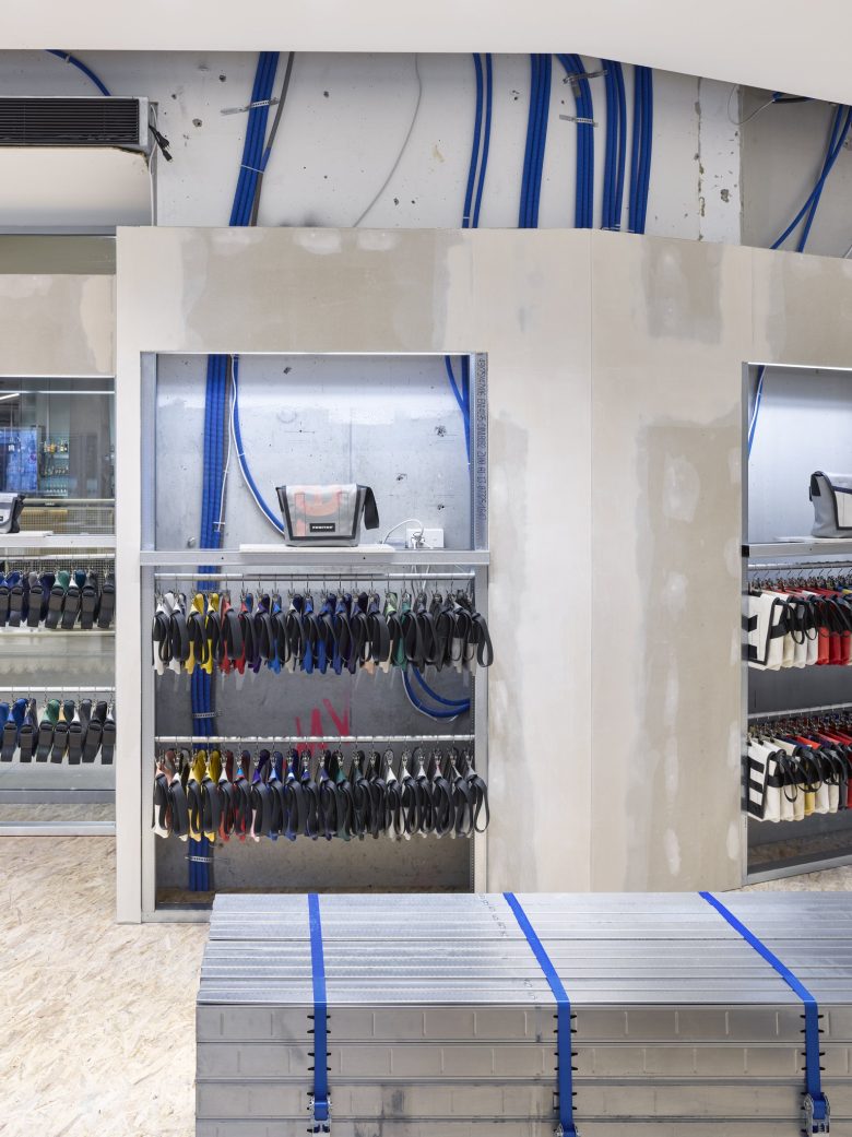 вешала с сумками FREITAG POP-UP STORE LUCERNE