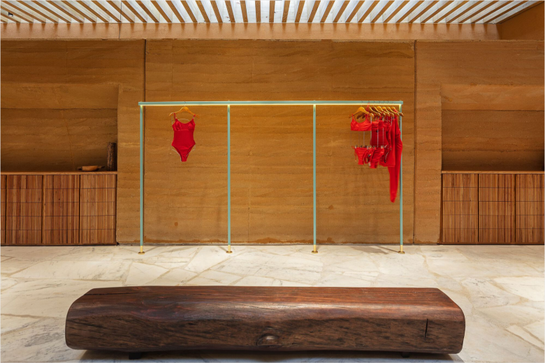 вешалки Cia. Marítima brand с одеждой