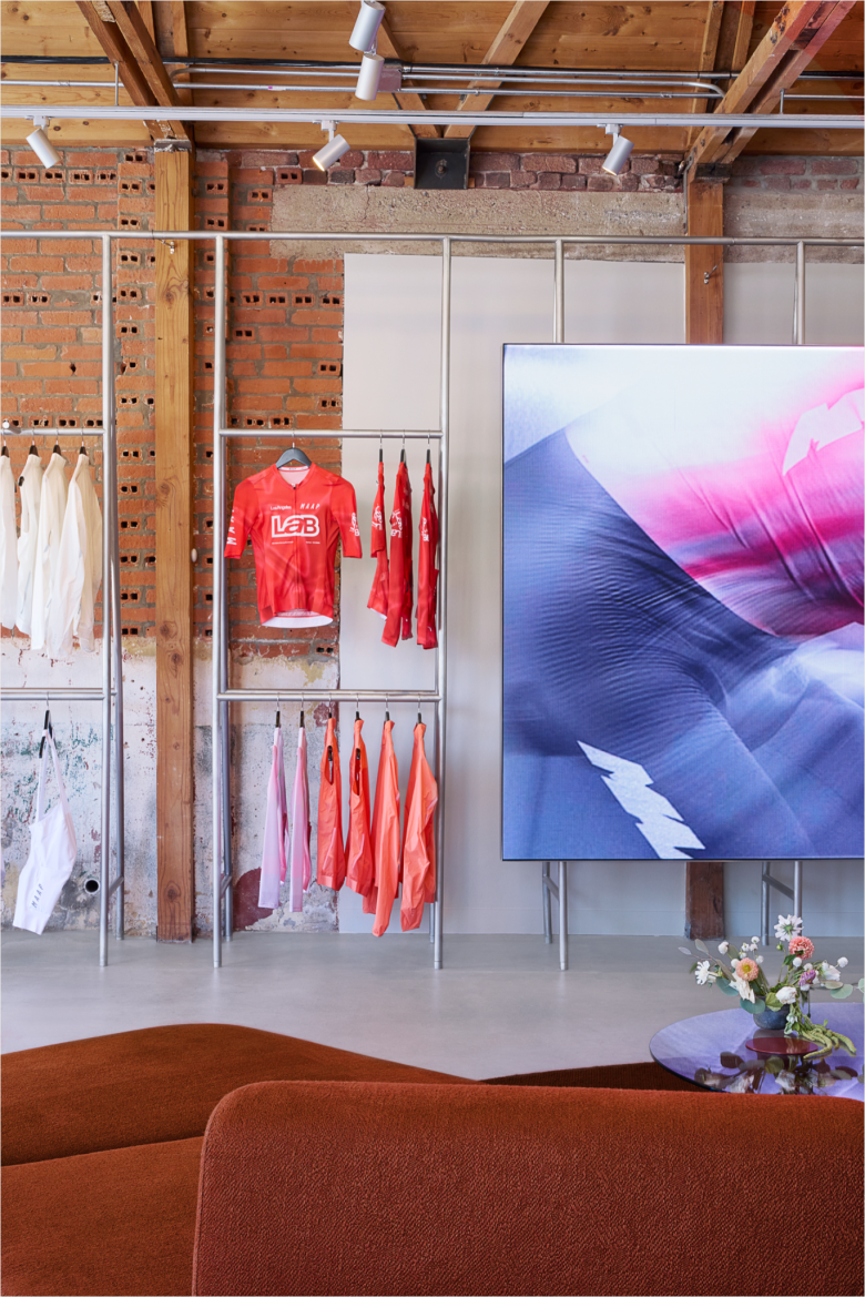 вешалки на железных крепежах MAAP Lab