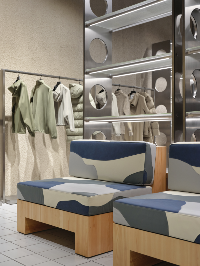 вешалки с одеждой и место ожидания диванчики Rains Store