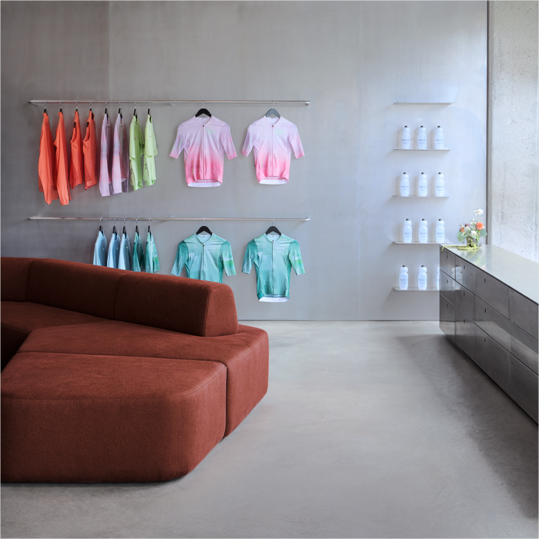 вешалки с одеждой на стене MAAP Lab