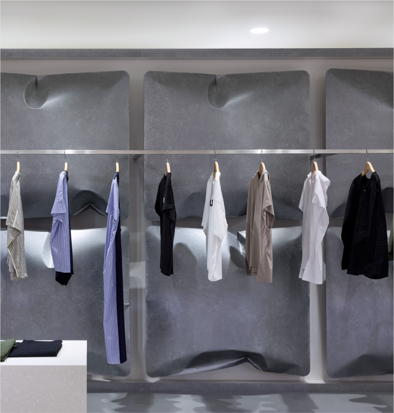 вешалки с одеждой приближено Zucca