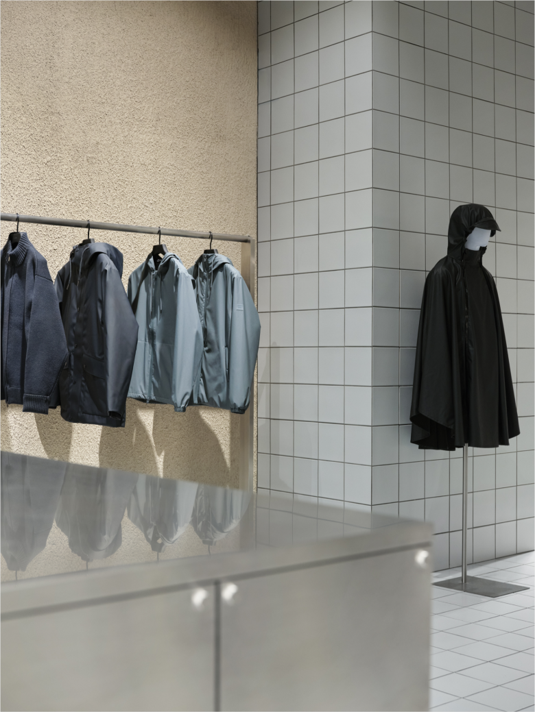 вешалки с одеждой Rains Store