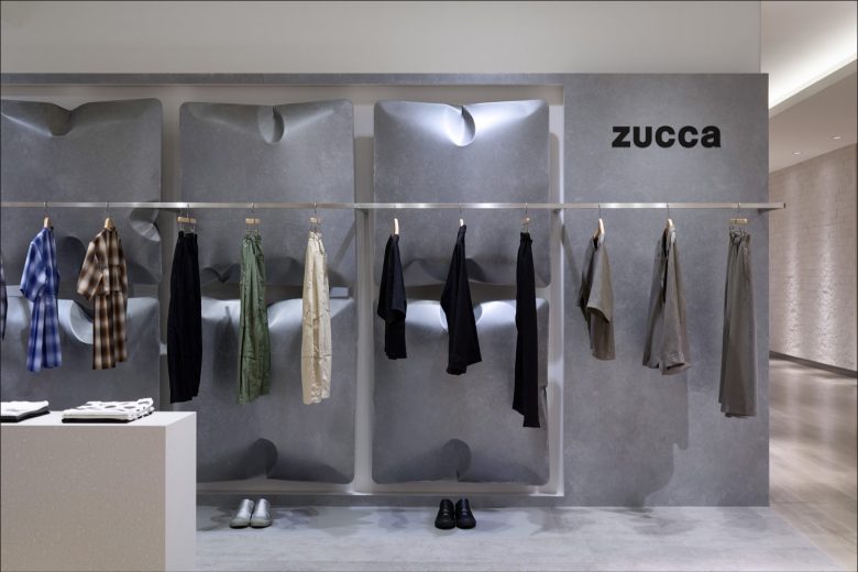 вешалки с одеждой на стене бренд Zucca