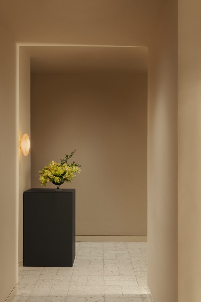 вход в примерочную COS Store 2.0