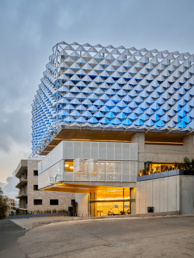 входная зона с улицы Obeid Retail Complex сбоку