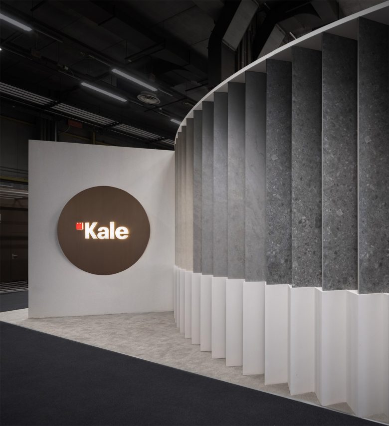 входная зона с вывеской Kalebodur вблизи