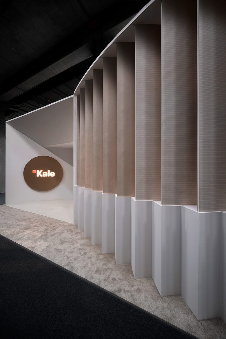 входная зона с вывеской Kalebodur