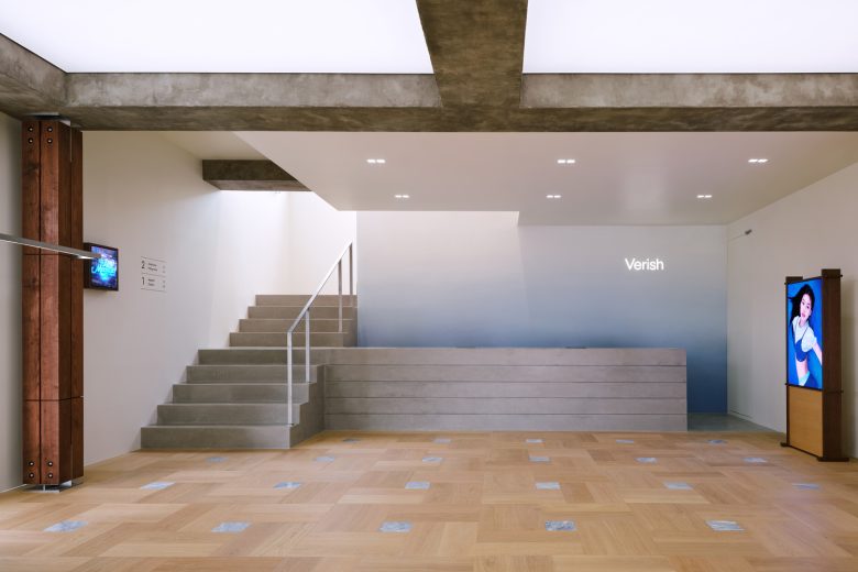 входная зона с лестницей Verish от Studio Tama