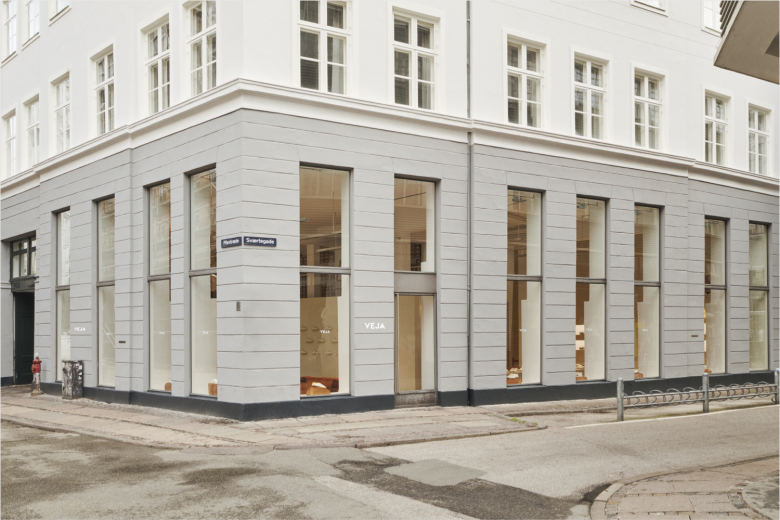 вид магазина VEJA store с улицы