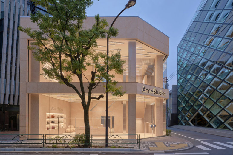 вид магазина с улицы Acne Studios flagship store