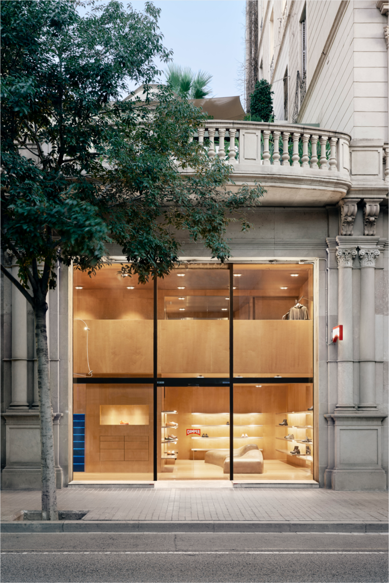 вид магазина с улицы Camper Store