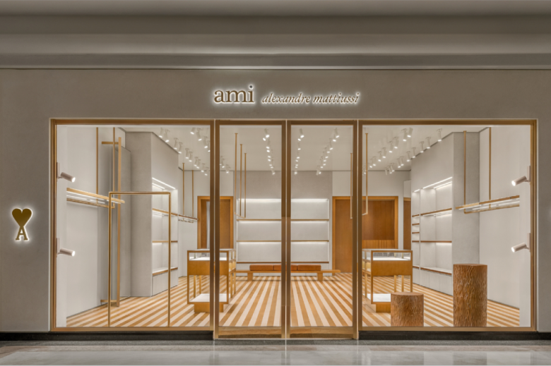 вид магазина снаружи Ami Store