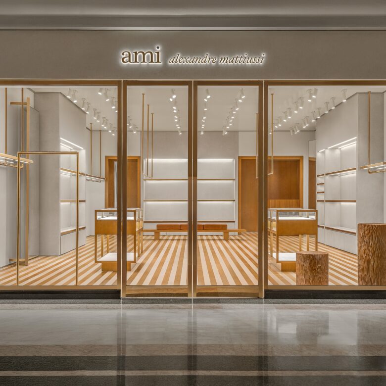 вид магазина снаружи Ami Store