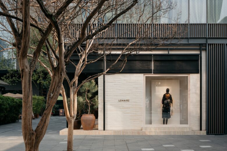 вид магазина с улицы Lemaire boutique