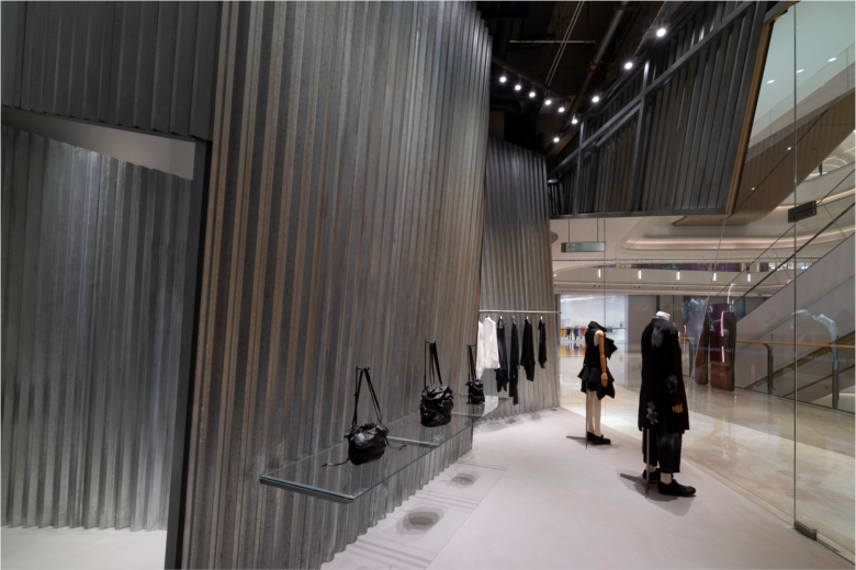 вид на коридор Yohji Yamamoto store