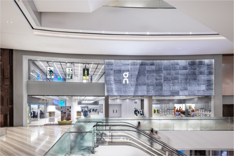 вид на магазин On store