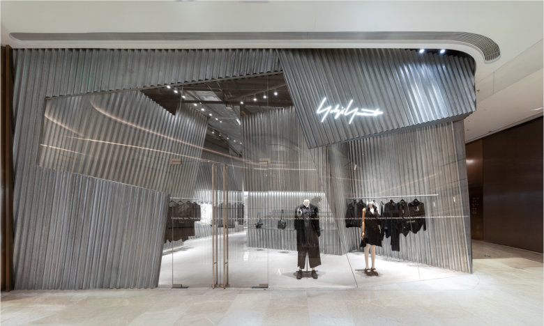 вид на магазин Yohji Yamamoto store