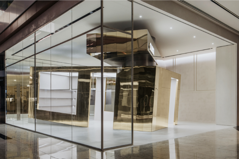 вид на магазин павильон Club 21 store