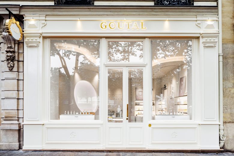 вид на магазин с улицы A showcase with HIMACS