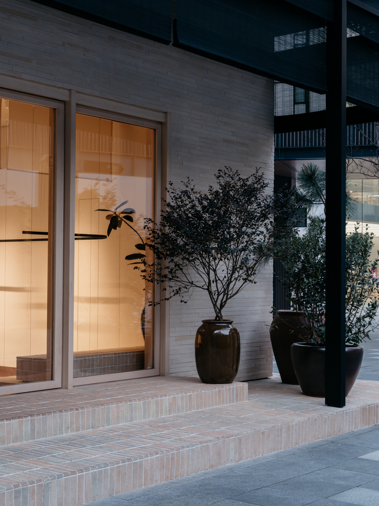 вид на окна магазина Lemaire boutique