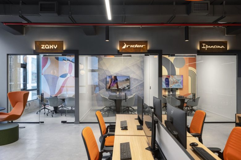 вид на отдельные рабочие кабины Grendene Global Headquarters