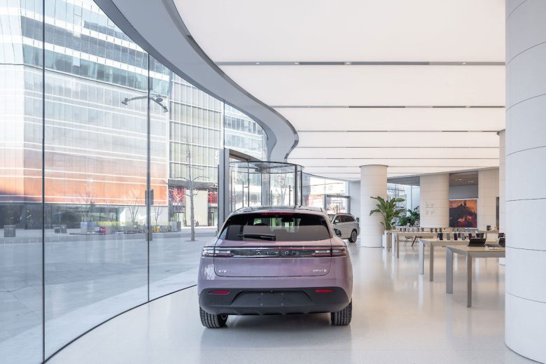 вид на улицу Huawei Flagship Store