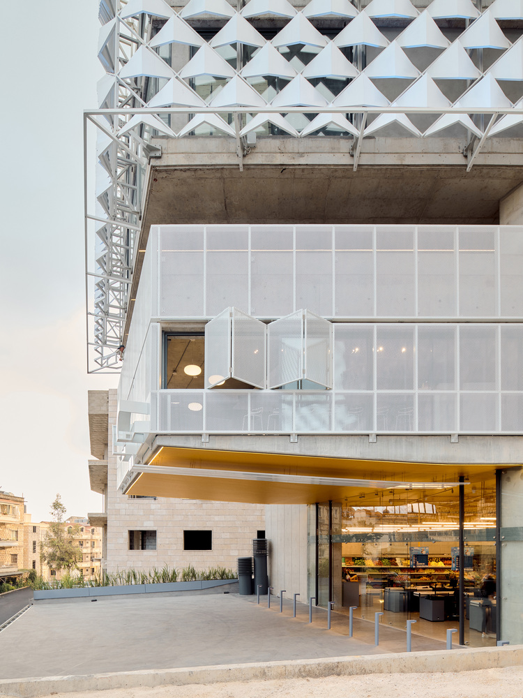 вид на вход Obeid Retail Complex