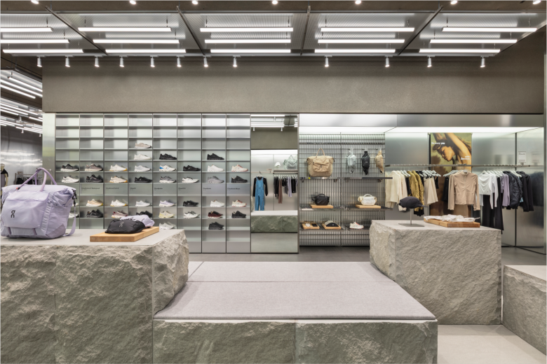 вид на витрины ON спереди