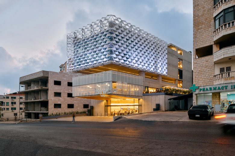 вид на все здание Obeid Retail Complex сбоку