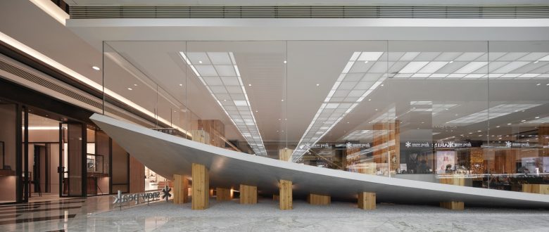 вид подиума витрины Snow Peak со стороны