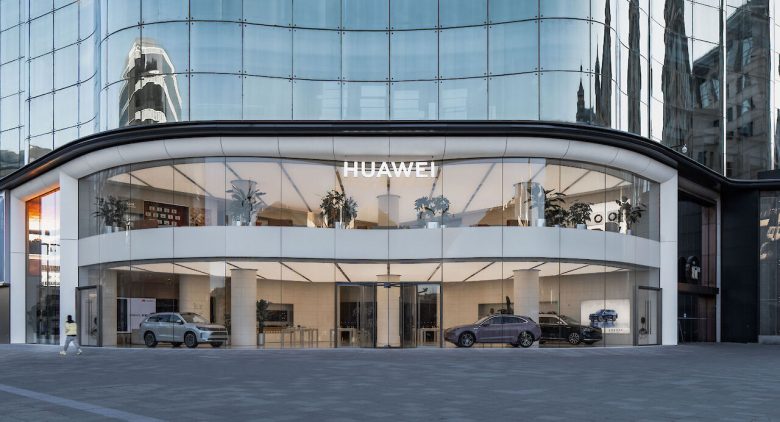 вид прямо на магазин Huawei Flagship Store с улицы