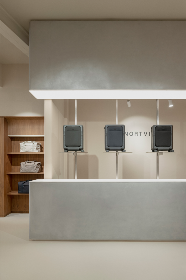 вид прямо на витрины с чемоданами NORTVI