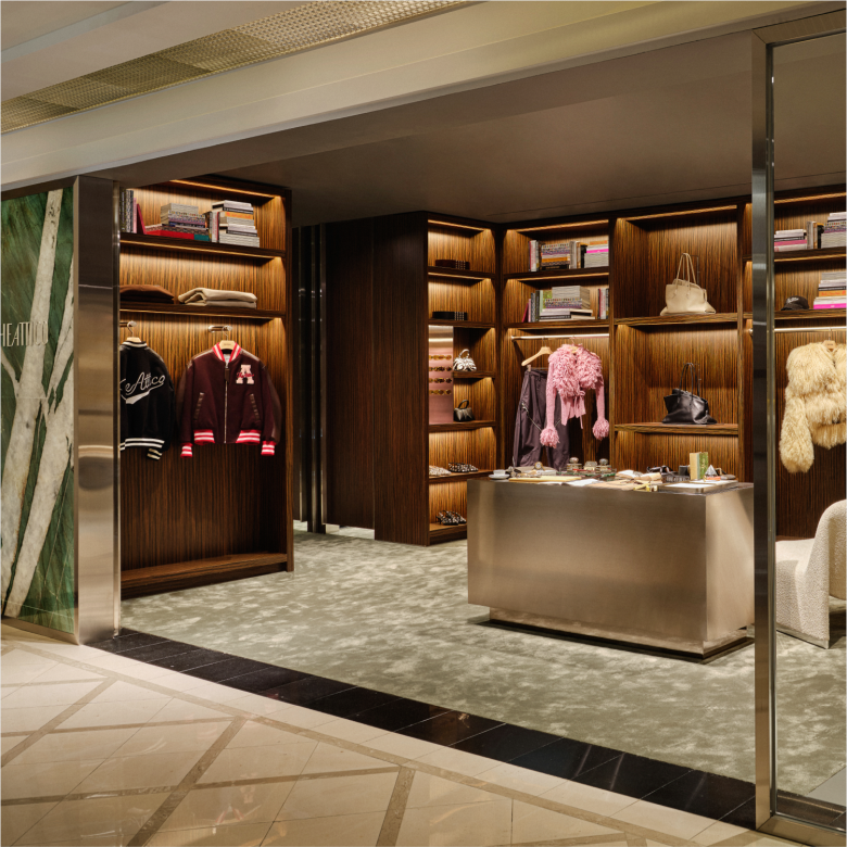 вид с коридора на магазин THE ATTICO