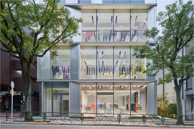 вид с улицы Pleats Please Issey Miyake в Токио