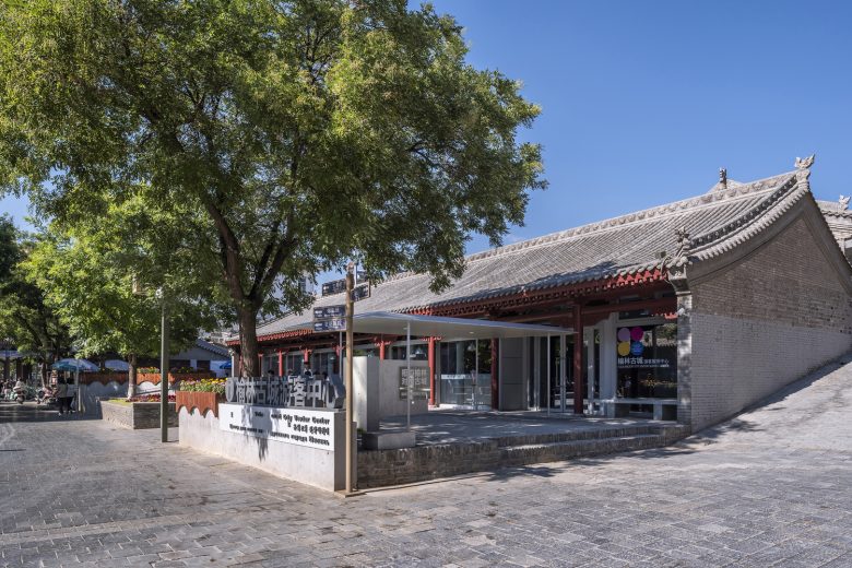 вид с улицы courtyard house by Tumushi Architects сбоку